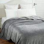 Luxury fluffy bed blankets with solid colors