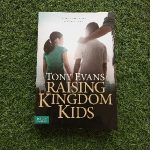 Raising Kingdom Kids: Giving Your Child a Living Faith Tony Evans